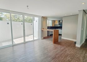 Casa em Condomínio à venda com 271m², 3 dormitórios, 1 suíte, 2 vagas, no bairro Vila Assunção em Porto Alegre