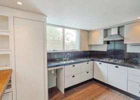 Casa em Condomínio à venda com 271m², 3 dormitórios, 1 suíte, 2 vagas, no bairro Vila Assunção em Porto Alegre