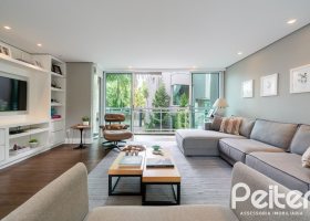 Casa em Condomínio à venda com 271m², 3 dormitórios, 1 suíte, 2 vagas, no bairro Vila Assunção em Porto Alegre