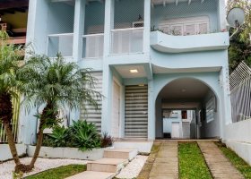 Casa à venda com 217m², 3 dormitórios, 1 suíte, 5 vagas, no bairro Vila Assunção em Porto Alegre