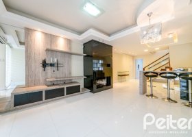 Casa à venda com 217m², 3 dormitórios, 1 suíte, 5 vagas, no bairro Vila Assunção em Porto Alegre