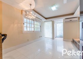 Casa à venda com 217m², 3 dormitórios, 1 suíte, 5 vagas, no bairro Vila Assunção em Porto Alegre