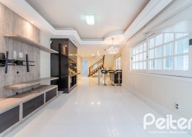 Casa à venda com 217m², 3 dormitórios, 1 suíte, 5 vagas, no bairro Vila Assunção em Porto Alegre