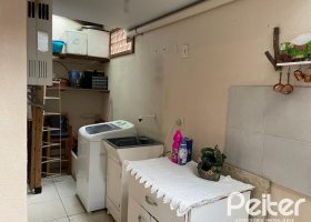 Casa em Condomínio à venda com 131m², 3 dormitórios, 1 suíte, 3 vagas, no bairro Cristal em Porto Alegre
