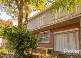 Casa à venda com 257m², 4 dormitórios, 1 suíte, 2 vagas, no bairro Vila Assunção em Porto Alegre