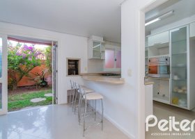 Casa em Condomínio à venda com 252m², 3 dormitórios, 2 suítes, 3 vagas, no bairro Vila Assunção em Porto Alegre