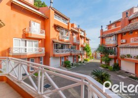 Casa em Condomínio à venda com 252m², 3 dormitórios, 2 suítes, 3 vagas, no bairro Vila Assunção em Porto Alegre
