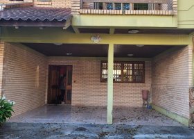 Casa à venda com 176m², 3 dormitórios, 1 suíte, 4 vagas, no bairro Jardim Isabel em Porto Alegre