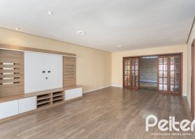 Casa à venda com 155m², 3 dormitórios, 1 suíte, 2 vagas, no bairro Guarujá em Porto Alegre