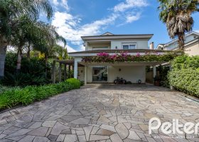 Casa em Condomínio à venda com 457m², 4 dormitórios, 4 suítes, 6 vagas, no bairro Pedra Redonda em PORTO ALEGRE