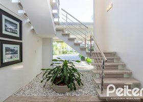 Casa em Condomínio à venda com 457m², 4 dormitórios, 4 suítes, 6 vagas, no bairro Pedra Redonda em PORTO ALEGRE
