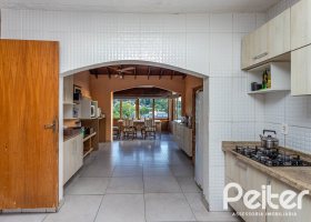 Casa à venda com 219m², 4 dormitórios, 1 suíte, 4 vagas, no bairro Vila Assunção em Porto Alegre