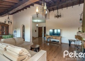 Casa à venda com 219m², 4 dormitórios, 1 suíte, 4 vagas, no bairro Vila Assunção em Porto Alegre