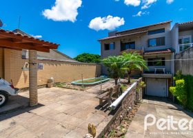 Casa à venda com 200m², 2 dormitórios, 1 suíte, 8 vagas, no bairro Nonoai em Porto Alegre