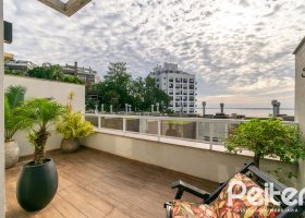 Casa em Condomínio à venda com 250m², 3 dormitórios, 3 suítes, 3 vagas, no bairro Cristal em Porto Alegre