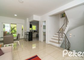 Casa em Condomínio à venda com 250m², 3 dormitórios, 3 suítes, 3 vagas, no bairro Cristal em Porto Alegre