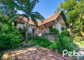 Casa à venda com 374m², 4 dormitórios, 2 suítes, 4 vagas, no bairro Vila Assunção em Porto Alegre