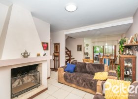 Casa à venda com 231m², 3 dormitórios, 1 suíte, 2 vagas, no bairro Ipanema em Porto Alegre