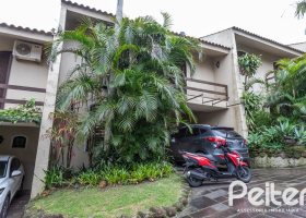 Casa em Condomínio à venda com 197m², 3 dormitórios, 1 suíte, 2 vagas, no bairro Cristal em Porto Alegre