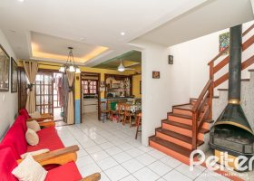 Casa à venda com 137m², 3 dormitórios, 2 vagas, no bairro Guarujá em Porto Alegre