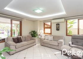 Casa à venda com 152m², 3 dormitórios, 1 suíte, 2 vagas, no bairro Vila Assunção em Porto Alegre