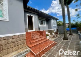 Casa à venda com 285m², 3 dormitórios, 2 vagas, no bairro Nonoai em Porto Alegre