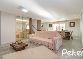 Casa em Condomínio à venda com 195m², 3 dormitórios, 1 suíte, 4 vagas, no bairro Vila Nova em Porto Alegre