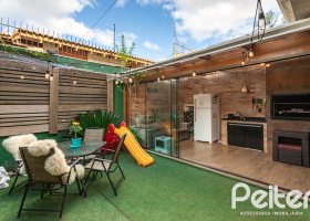 Casa em Condomínio à venda com 229m², 3 dormitórios, 1 suíte, 4 vagas, no bairro Cristal em Porto Alegre