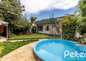 Casa à venda com 213m², 4 dormitórios, 1 suíte, 2 vagas, no bairro Vila Assunção em Porto Alegre