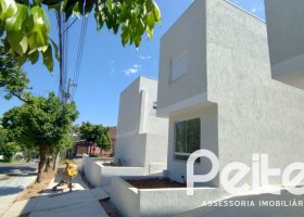 Casa à venda com 74m², 2 dormitórios, 1 suíte, 2 vagas, no bairro Nonoai em Porto Alegre