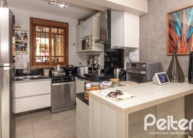 Casa em Condomínio à venda com 210m², 4 dormitórios, 1 suíte, 2 vagas, no bairro Jardim Isabel em Porto Alegre