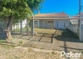 Casa à venda com 162m², 3 dormitórios, 1 suíte, 3 vagas, no bairro Guarujá em Porto Alegre