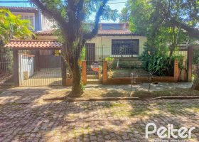 Casa à venda com 240m², 3 dormitórios, 1 suíte, 3 vagas, no bairro Ipanema em Porto Alegre