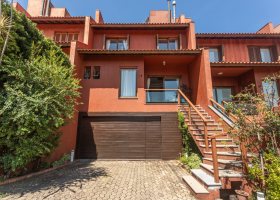 Casa em Condomínio à venda com 385m², 3 dormitórios, 1 suíte, 2 vagas, no bairro Cristal em Porto Alegre
