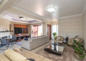 Casa em Condomínio à venda com 385m², 3 dormitórios, 1 suíte, 2 vagas, no bairro Cristal em Porto Alegre