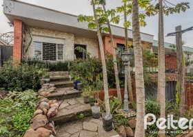 Casa à venda com 235m², 3 dormitórios, 1 suíte, 2 vagas, no bairro Vila Assunção em Porto Alegre
