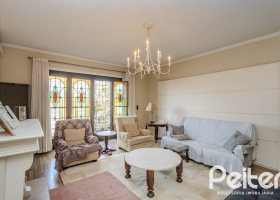 Casa à venda com 235m², 3 dormitórios, 1 suíte, 2 vagas, no bairro Vila Assunção em Porto Alegre