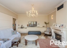 Casa à venda com 235m², 3 dormitórios, 1 suíte, 2 vagas, no bairro Vila Assunção em Porto Alegre