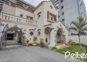 Casa à venda com 280m², 4 dormitórios, 2 suítes, 6 vagas, no bairro Cidade Baixa em Porto Alegre