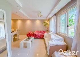 Casa à venda com 280m², 4 dormitórios, 1 suíte, 3 vagas, no bairro Vila Assunção em Porto Alegre