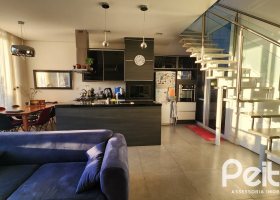 Casa em Condomínio à venda com 197m², 3 dormitórios, 1 suíte, 2 vagas, no bairro Vila Nova em PORTO ALEGRE