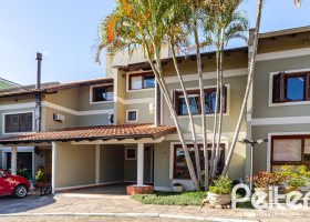 Casa em Condomínio à venda com 179m², 4 dormitórios, 1 suíte, 2 vagas, no bairro Cavalhada em Porto Alegre
