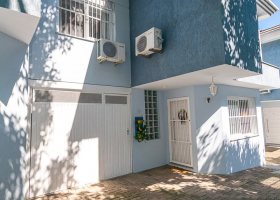 Casa em Condomínio à venda com 139m², 3 dormitórios, 1 suíte, 2 vagas, no bairro Tristeza em Porto Alegre