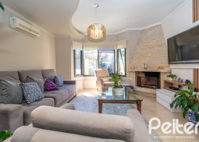 Casa à venda com 191m², 3 dormitórios, 1 suíte, 2 vagas, no bairro Ipanema / Imperial Parque em Porto Alegre