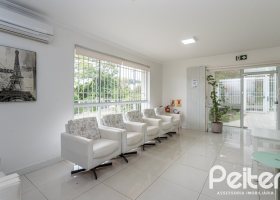 Casa à venda com 228m², 3 dormitórios, 1 suíte, 4 vagas, no bairro Vila Assunção em Porto Alegre