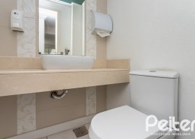 Casa à venda com 228m², 3 dormitórios, 1 suíte, 4 vagas, no bairro Vila Assunção em Porto Alegre