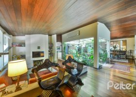 Casa à venda com 442m², 6 dormitórios, 3 suítes, 3 vagas, no bairro Vila Assunção em Porto Alegre