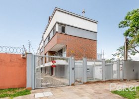 Casa em Condomínio à venda com 233m², 3 dormitórios, 1 suíte, 3 vagas, no bairro Vila Assunção em Porto Alegre