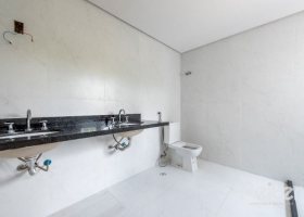 Casa em Condomínio à venda com 233m², 3 dormitórios, 1 suíte, 3 vagas, no bairro Vila Assunção em Porto Alegre
