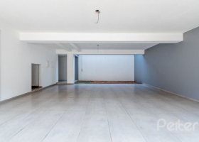 Casa em Condomínio à venda com 233m², 3 dormitórios, 1 suíte, 3 vagas, no bairro Vila Assunção em Porto Alegre